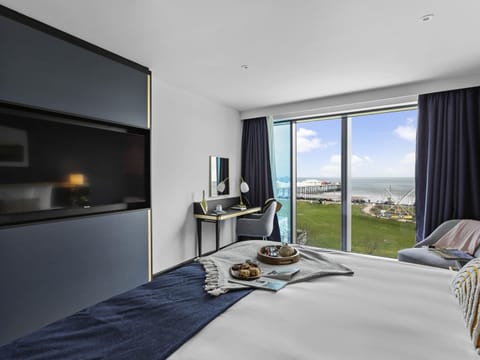 Privilege, Superior Room, 1 Double Bed | Minibar, in-room safe, desk, laptop workspace