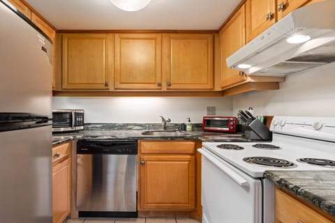 Condo, 1 Bedroom | Private kitchen | Fridge, oven, dishwasher, coffee/tea maker