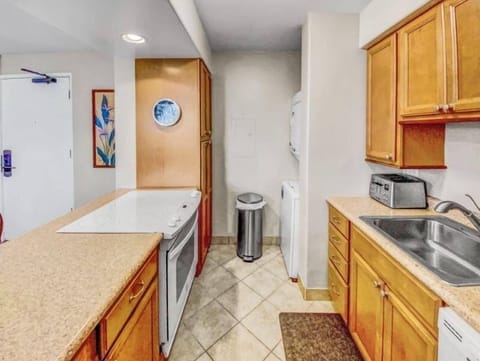 Condo, 2 Bedrooms | Private kitchen | Fridge, oven, coffee/tea maker, toaster