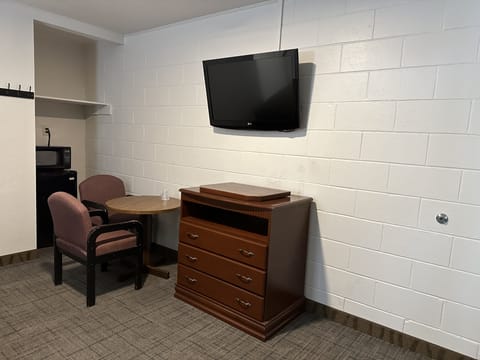 Comfort Room, 2 Queen Beds, Non Smoking | Premium bedding, individually furnished, free WiFi, bed sheets