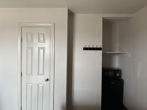 Basic Single Room, 1 Queen Bed, Non Smoking | Premium bedding, individually furnished, free WiFi, bed sheets