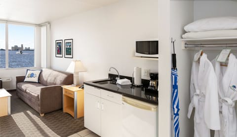 Executive Suite, 1 King Bed with Sofa bed, Hot Tub, Bay View | Premium bedding, soundproofing, iron/ironing board, free WiFi