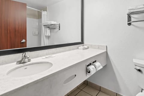 Deluxe Room, 2 Queen Beds, Non Smoking | Bathroom | Combined shower/tub, free toiletries, hair dryer, towels