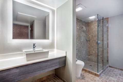 Suite, 1 Bedroom, Balcony | Bathroom | Combined shower/tub, free toiletries, hair dryer, towels