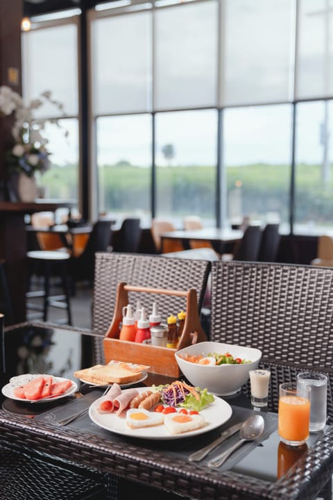 Free daily cooked-to-order breakfast