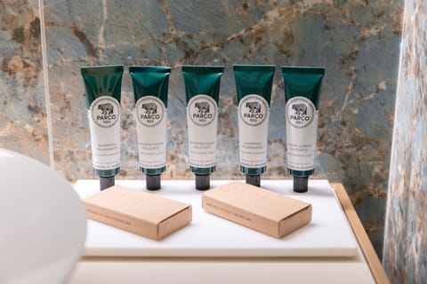 SUITE AFFRESCO | Bathroom | Shower, rainfall showerhead, free toiletries, hair dryer