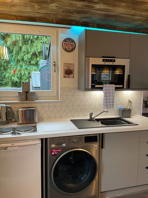 Cabin (WEE SNUG) | Laptop workspace, bed sheets