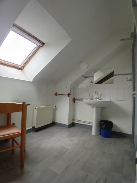 Single Room with Shared Bathroom | Bathroom | Shower