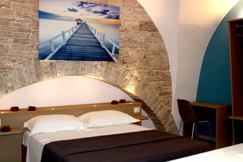 Deluxe Room | In-room safe, desk, blackout drapes, soundproofing