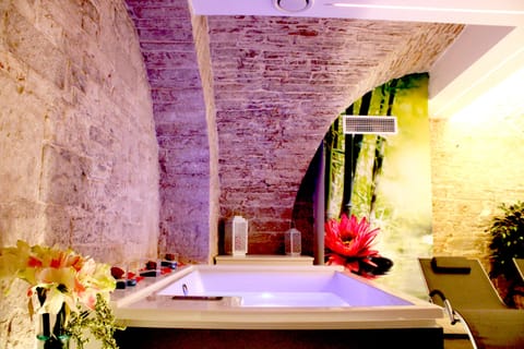 Private spa tub