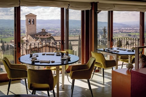2 restaurants; breakfast, lunch, and dinner served