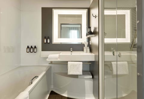 Comfort Double Room, 1 Double Bed, Non Smoking | Bathroom | Combined shower/tub, free toiletries, hair dryer, towels