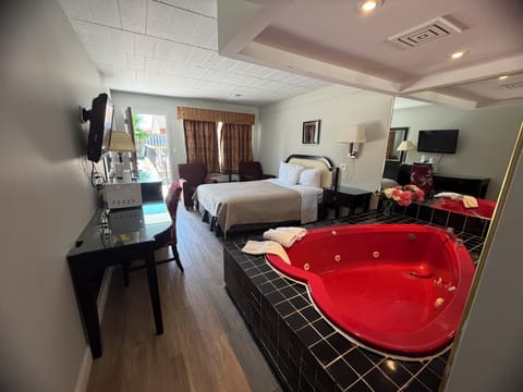 Standard Room, 1 Queen Bed, Jetted Tub | Desk, free WiFi, bed sheets