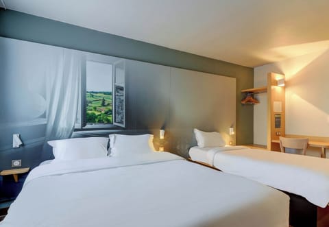 Classic Triple Room | Individually furnished, desk, free WiFi, bed sheets