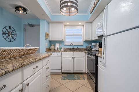 Condo, 2 Bedrooms | Private kitchen | Fridge, oven, coffee/tea maker