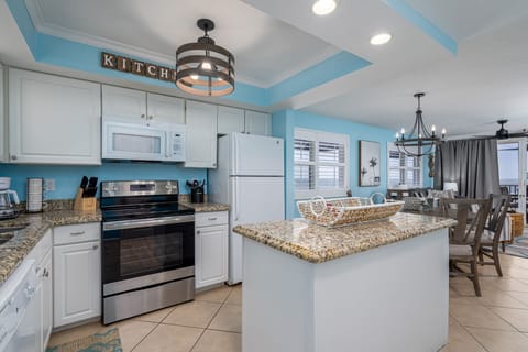 Condo, 2 Bedrooms | Private kitchen | Fridge, oven, coffee/tea maker