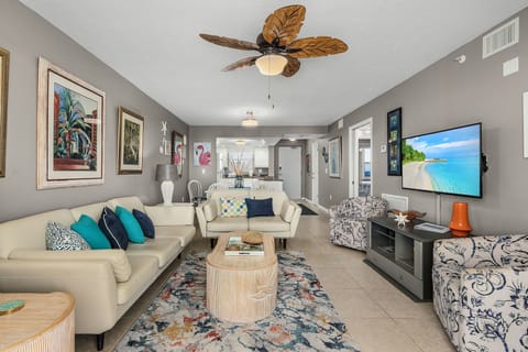 Condo, 2 Bedrooms | Living area