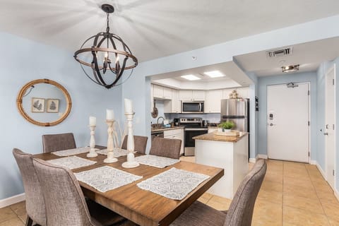 Condo, 2 Bedrooms | Dining