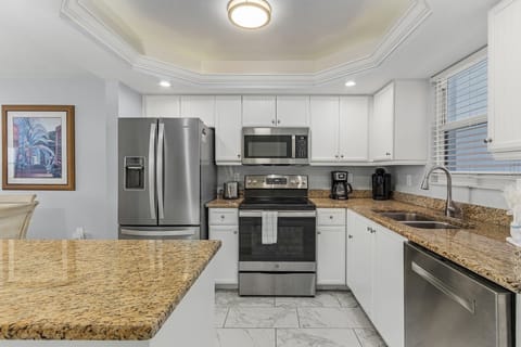 Condo, 2 Bedrooms | Private kitchen | Fridge, oven, coffee/tea maker