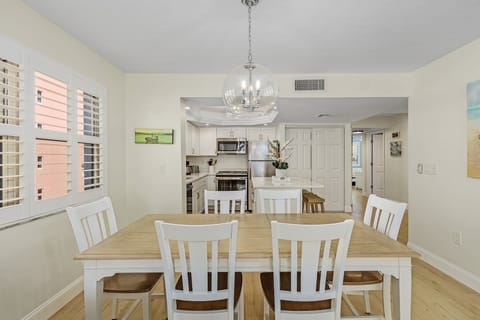 Condo, 2 Bedrooms | Dining