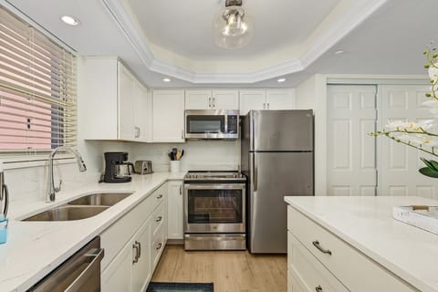 Condo, 2 Bedrooms | Private kitchen | Fridge, oven, coffee/tea maker, toaster