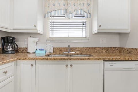 Condo, 2 Bedrooms | Private kitchen | Fridge, oven, coffee/tea maker