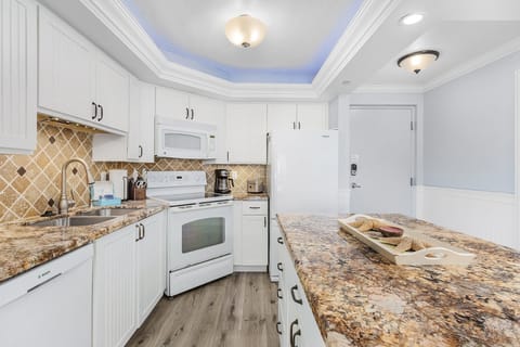 Condo, 2 Bedrooms | Private kitchen