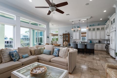 House, 5 Bedrooms | Living area