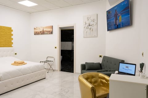 Junior Suite | In-room safe, desk, blackout drapes, free WiFi