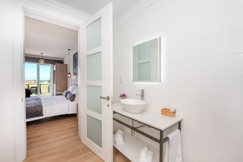 Superior Room | Bathroom | Shower, rainfall showerhead, free toiletries, hair dryer