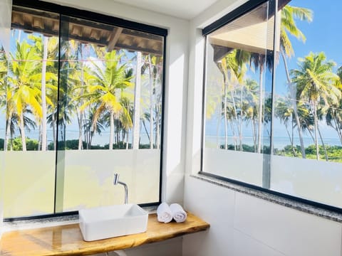 Suite com Vista Mar | Bathroom | Shower, towels