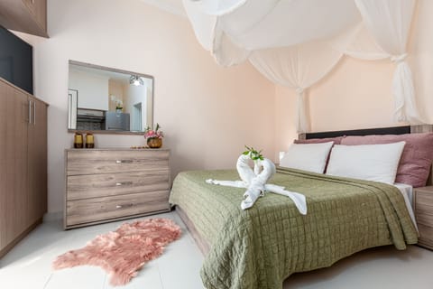 Deluxe Studio Suite | Iron/ironing board, free WiFi, bed sheets