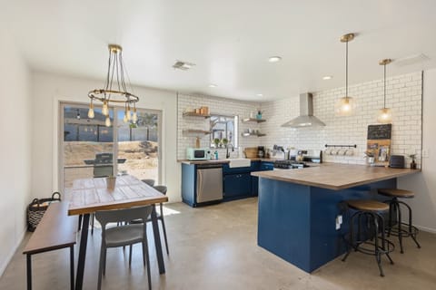 House, 3 Bedrooms | Private kitchen | Fridge, oven, coffee/tea maker, toaster