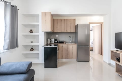 Deluxe Suite | Living area | TV