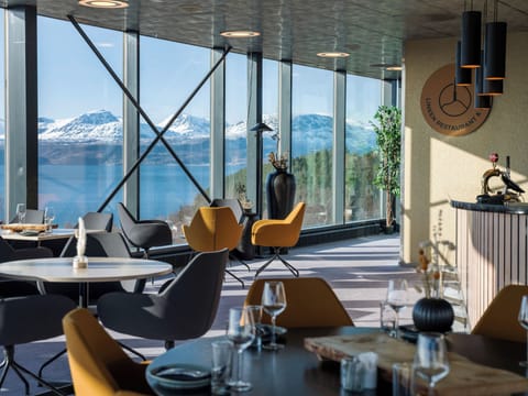 2 restaurants, lunch served