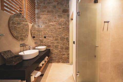 Deluxe Studio Suite, Private Pool, Sea View | Bathroom | Shower, rainfall showerhead, free toiletries, hair dryer