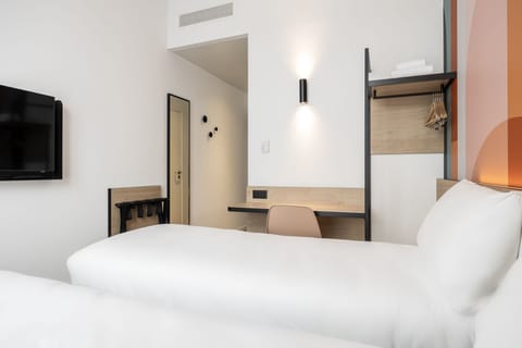 Twin Room | Desk, laptop workspace, soundproofing, iron/ironing board