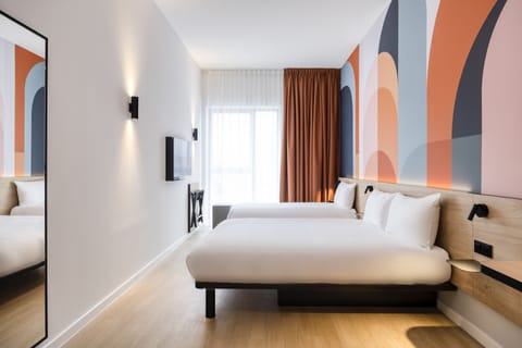 Triple Room, Accessible | Hypo-allergenic bedding, desk, blackout drapes, soundproofing