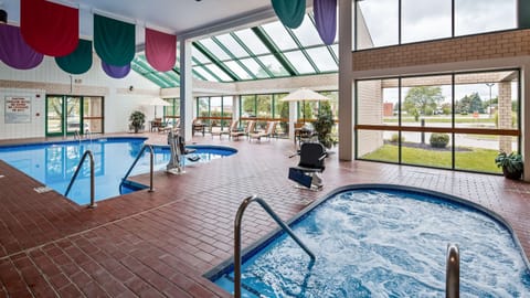 Indoor pool, sun loungers
