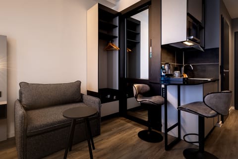 Superior Apartment | 1 bedroom, in-room safe, desk, soundproofing