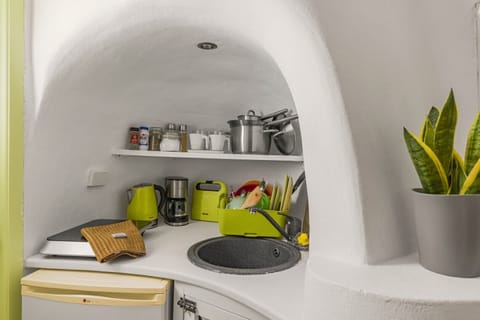 Studio (Cocoon) | Private kitchen | Stovetop, coffee/tea maker, electric kettle, toaster