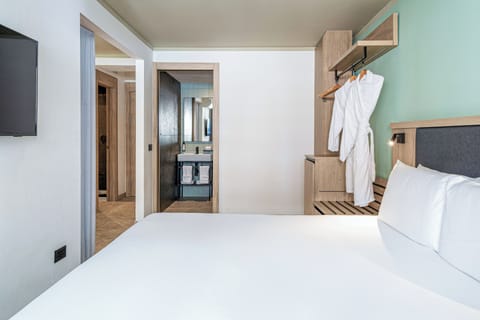 Junior Suite | Down comforters, minibar, in-room safe, desk