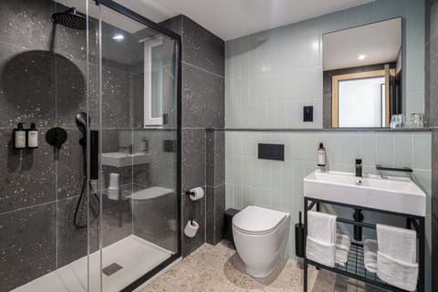 Standard Twin Room | Bathroom | Towels, soap, shampoo, toilet paper