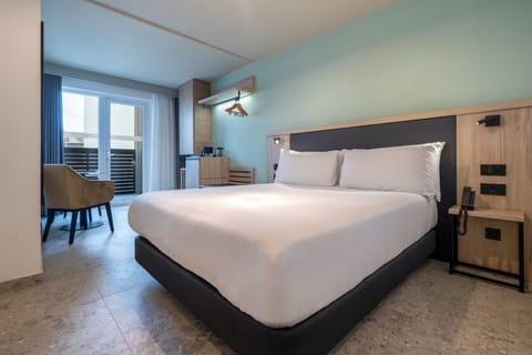 Standard Room, 1 King Bed | Down comforters, minibar, in-room safe, desk