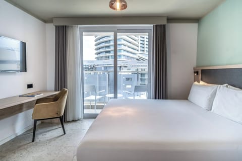 Standard Room, 1 King Bed | Minibar, desk, free WiFi, bed sheets