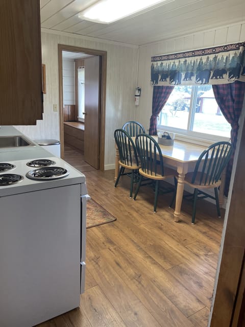 Grizzly Cottage | Private kitchen