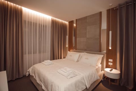 Deluxe Double Room | Minibar, free cribs/infant beds, free WiFi, bed sheets