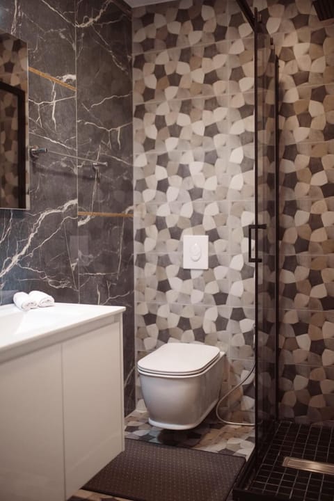 Deluxe Double Room | Bathroom | Free toiletries, hair dryer