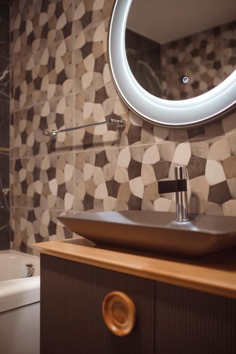 Family Room | Minibar, free cribs/infant beds, free WiFi, bed sheets