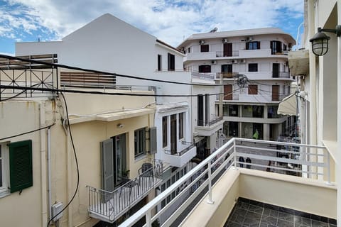 Apartment (3 Bedrooms) | Balcony